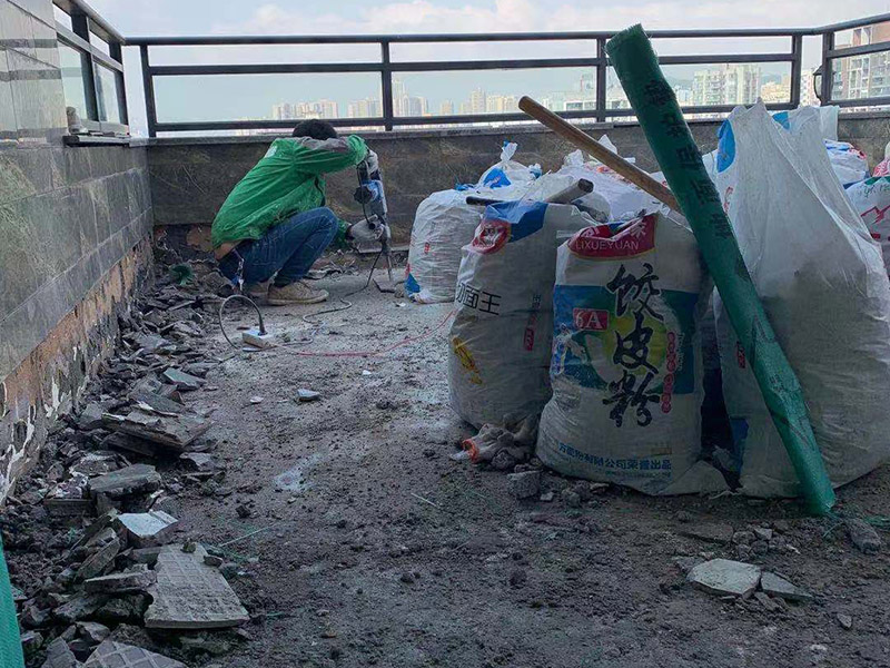 頂面瓷磚拆除建渣裝袋：漏水有可能是地面的防水有斷裂，可以把地面的磚縫用防水涂料重新涂一下。如果已經影響到樓下了，這樣處理的效果可能不會太好，因為斷裂的不是瓷磚而是防水層，而水在瓷磚下面是流動的，所以光堵一兩個磚縫肯定還會漏水。 最好的方法是將原來的瓷磚和防水層都拆除掉，重新做防水層，重新鋪磚。可以將地面和墻面的防水全部拆除，整體翻新；也可以把地面的拆除，墻面只拆除從地面往上的兩片磚，在墻面兩片磚以下的部分做防水。