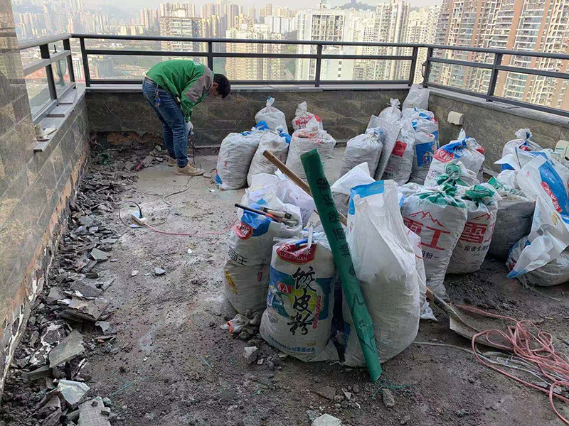 頂面瓷磚拆除建渣裝袋：漏水有可能是地面的防水有斷裂，可以把地面的磚縫用防水涂料重新涂一下。如果已經影響到樓下了，這樣處理的效果可能不會太好，因為斷裂的不是瓷磚而是防水層，而水在瓷磚下面是流動的，所以光堵一兩個磚縫肯定還會漏水。 最好的方法是將原來的瓷磚和防水層都拆除掉，重新做防水層，重新鋪磚。可以將地面和墻面的防水全部拆除，整體翻新；也可以把地面的拆除，墻面只拆除從地面往上的兩片磚，在墻面兩片磚以下的部分做防水。