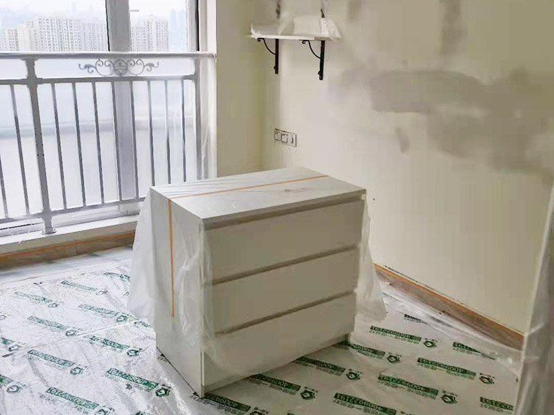 裝修成品保護：各種裝修物料的進場以及各種建筑裝修垃圾的清理，都會經(jīng)過入戶門，這些物品在搬運的過程中，難免會和入戶門發(fā)生磕碰，造成入戶門的磕碰劃傷，所以，第一個需要做好成品保護的地方就是入戶門。 做法：在裝修開工前直到家具進場期間，都需要對入戶門進行保護！可以使用成品保護膜將門包裹。 地面瓷磚鋪貼完后，用成品保護膜覆蓋磚面，既可以防止裝修時的沙子磨傷地面，同時也能有效地防止油漆涂料等有色液體滴落磚面，造成地面污染。 好處：1.平整美觀；2.不會有泥沙塵土進入瓷磚；3.施工時不會刮花瓷磚；4.時間久了瓷磚依然干凈無塵。