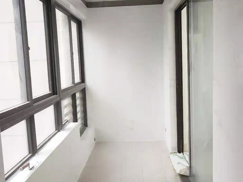 陽臺貼磚翻新：需要在粘結劑量置晾時間內，將準備好的瓷磚鋪壓到位，垂直于梳理方向輕微搓動以排出磚下的空氣。鋪貼到位后用橡皮錘輕擊，用尺寸合適的十字定位架來調整表面平整度及接縫的平直。鋪設好的磚面應該及時清理干凈，特別是去除殘留其上的粘結劑。合格的粘結劑干硬后即使在陶瓷磚面上也不易被清除掉。清理好的瓷磚面應該立即擺放標識進行隔離，避免污染或擾動，直到下一個填縫工序。 填縫后，用木版或其他工具刮去大灰，用6--8#園鋼清理灰縫，以突出磚的立體感，磁磚表面殘留水泥一定等其發白時(即干而未凝固時)，用干布或鋸沫(木屑)、大沙、擦凈表面水泥，(注意一定不要用濕布)、布條、海綿等要勤擦勤換。 等徹底凝固后，用加長柄化纖滾筒毛刷沾取20%--30%鹽酸溶液進行全面清洗，之后用清水沖凈。這時要小心操作以免鹽酸沾染人身及衣物哦。