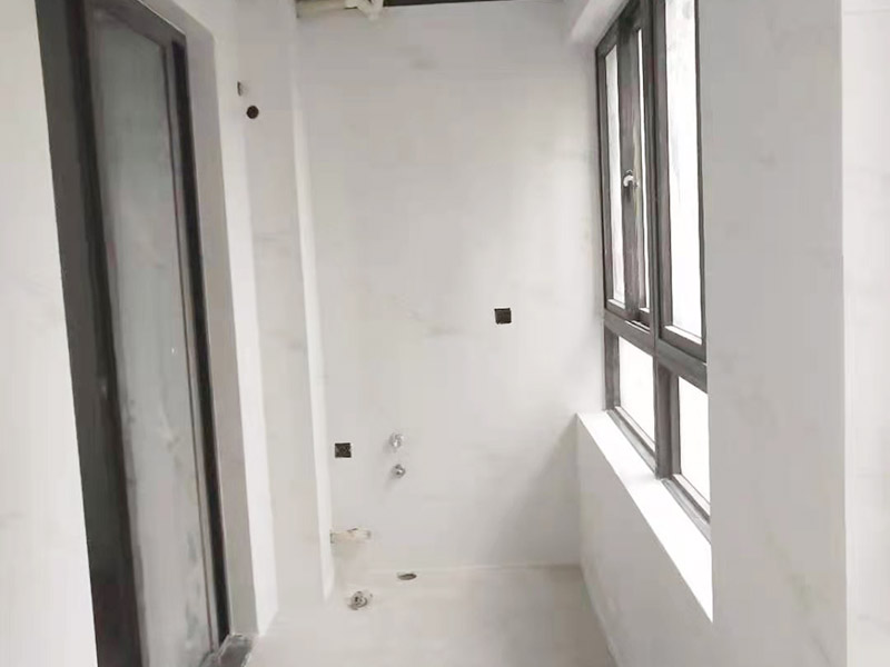 陽臺貼磚翻新：需要在粘結劑量置晾時間內，將準備好的瓷磚鋪壓到位，垂直于梳理方向輕微搓動以排出磚下的空氣。鋪貼到位后用橡皮錘輕擊，用尺寸合適的十字定位架來調整表面平整度及接縫的平直。鋪設好的磚面應該及時清理干凈，特別是去除殘留其上的粘結劑。合格的粘結劑干硬后即使在陶瓷磚面上也不易被清除掉。清理好的瓷磚面應該立即擺放標識進行隔離，避免污染或擾動，直到下一個填縫工序。 填縫后，用木版或其他工具刮去大灰，用6--8#園鋼清理灰縫，以突出磚的立體感，磁磚表面殘留水泥一定等其發白時(即干而未凝固時)，用干布或鋸沫(木屑)、大沙、擦凈表面水泥，(注意一定不要用濕布)、布條、海綿等要勤擦勤換。 等徹底凝固后，用加長柄化纖滾筒毛刷沾取20%--30%鹽酸溶液進行全面清洗，之后用清水沖凈。這時要小心操作以免鹽酸沾染人身及衣物哦。