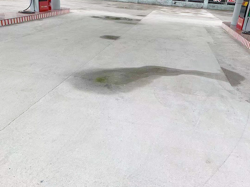 加油站漏水施工：先由專業人員檢查有無裂縫，根據前面的方案處理好裂縫后，在整個屋面鋪上防水卷材，若要加強防水效果，還可以再鋪上隔熱板，由于隔熱板的高度在20厘米以上，能夠達到保護防水層和隔熱保溫的雙重效果。 一般情況下專業施工隊會使用吊籃，由維修人員在外墻施工。處理辦法是：大裂縫可用堵漏王，小裂縫可用玻璃膠來補漏，修補時用外墻防水劑，噴上幾道之后就可以了。由于外墻裂縫補漏需要高空作業，市民一定要請專業施工隊來處理，以防安全事故放生。
