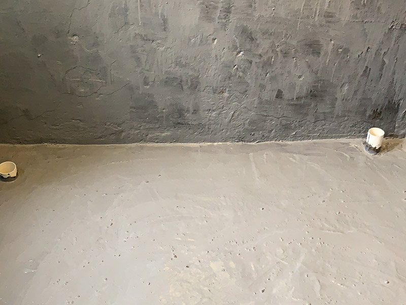 浴缸防水安裝施工：在安放浴缸時(shí)注意下水口的另一端要略高于下水口的一端，以便將來(lái)排污不暢。這一點(diǎn)要因情況而定。鑄鐵的浴缸雖然結(jié)實(shí)，但其導(dǎo)熱性非常的快，應(yīng)使用中河沙，在浴缸的底部鋪牢、砸實(shí)。 浴缸裙的貼磚是不需要抓毛的，砌好紅磚的臺(tái)子，在表面抹一層水泥砂漿，然后等兩天再來(lái)貼磚即可，貼磚很麻煩，由于地面留了坡度，而浴缸是平的，所以每一塊大磚都要打磨成不同的尺寸，不可以一次打磨很多，容易磨多了，要反復(fù)磨。磚的上邊要塞入浴缸的圓邊下，這樣才不會(huì)形成陽(yáng)角。