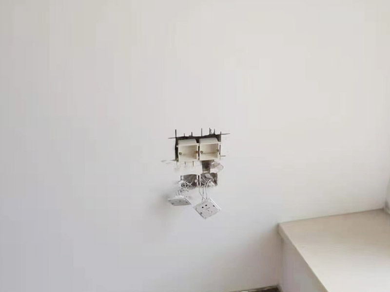 墻面電路開槽安裝：首先確定水電開槽的線路走向；然后施工隊安線路沿著地面或者墻面開槽；接入線管和暗盒；檢測電路面對水路進行測壓；抹平線槽；最后對水路開槽進行平面安裝。 注意在確定線路走向的時候，避免線路過多交叉，開槽走管的路線要橫平豎直。開暗槽的時候，要注意房屋的承重墻的鋼筋粗細，不要切到；開槽的深度寬度也要把握好，根據(jù)房屋結(jié)構(gòu)決定；電路接頭不要裸露在外面；穿管不能使用軟管；