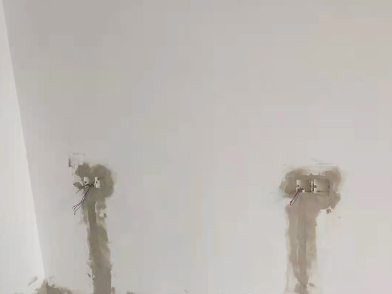 墻面電路開槽安裝：首先確定水電開槽的線路走向；然后施工隊安線路沿著地面或者墻面開槽；接入線管和暗盒；檢測電路面對水路進行測壓；抹平線槽；最后對水路開槽進行平面安裝。 注意在確定線路走向的時候，避免線路過多交叉，開槽走管的路線要橫平豎直。開暗槽的時候，要注意房屋的承重墻的鋼筋粗細，不要切到；開槽的深度寬度也要把握好，根據(jù)房屋結(jié)構(gòu)決定；電路接頭不要裸露在外面；穿管不能使用軟管；