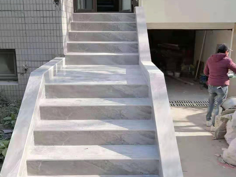 庭院貼磚施工:基層清理→貼灰餅→標筋→鋪結合層砂漿→彈線→鋪磚→壓平拔縫→嵌縫→養護 將選配好的磚清洗干凈后，放入清水中浸泡2～3小時后取出晾干備用。結合層做完彈線后，接著按順序鋪磚。 鋪磚時應抹墊水泥濕漿，按線先鋪縱橫定位帶， 定位帶各相隔15～20塊磚，然后從里往外退著鋪定位帶內地磚，將地面磚鋪貼平整密實。 壓平、拔縫：每鋪完一個段落，用噴壺略灑水，15分鐘左右用木錘和硬木拍板按鋪磚順序錘拍一遍，不得遺漏，邊壓實邊用水平尺找平， 壓實后拉通線撫縱縫后橫縫進行拔縫調直，使縫口平直、貫通、調縫后再用木錘拍板砸平，即將縫內余漿或磚面上的灰漿擦擦去。