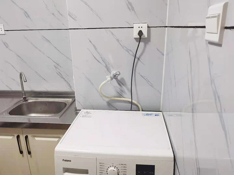 出租房廚房墻貼微晶板：將粘有圖案的轉移膜輕輕的撕離圖案的底紙，如果圖案有沒粘在轉移膜上的地方，可以用小刀輔助一下。先將轉移膜剪下的邊角料挑選個墻角的墻面測試一下墻面的性能，確定墻面沒問題后再粘貼。如果墻面掉粉或在撕下轉移膜時會連同墻面漆一起粘下，請處理后再進行粘貼。　貼圖案的時候，可以先將轉移膜的一角先粘在墻上，然后慢慢的將粘有圖案的轉移膜順著向下的方向貼在墻上，接著用卡片由圖案中間向四周的方向反復劃幾下，使墻貼更好粘在墻壁。