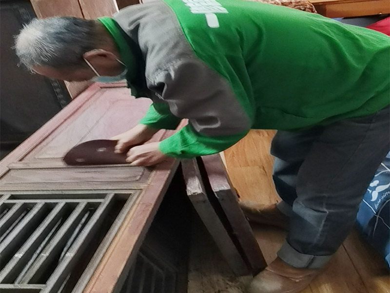 屏風家具打磨翻新：為了保持整件家具的完整性，在拆開時應先觀察結構。仔細觀察完家具的結構后，把每個部件都標做好序號以便翻新后安裝，在家具在拆時要按照組裝時相反的順序拆開。可以使用功率較大的吹風機來清理舊家具上的浮塵及積土，但是一定不能用濕布來擦，沒有看清楚部件本身面目之前就用濕布來擦拭會造成無法預料的傷害。家具去漆一般用細砂紙來輕輕的打磨，較硬的部位可以使用刀刮。注意去漆時原有的精雕部分不能破壞，否則會造成永久的損壞，怎么修補也沒有用。 最后就是對舊家具做漆面，它不是說簡單地刷漆就行，而要盡量保留家具原來的漆面。舊家具的漆膜也是一樣需要打磨的，要想效果好可以用人的來對家具反復摩擦。對于家具漆面的打磨要求不能留有死角、不能留有油污、色澤要均勻一致。