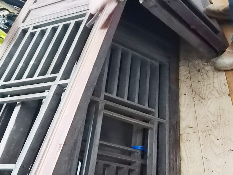 屏風家具打磨翻新：為了保持整件家具的完整性，在拆開時應先觀察結構。仔細觀察完家具的結構后，把每個部件都標做好序號以便翻新后安裝，在家具在拆時要按照組裝時相反的順序拆開。可以使用功率較大的吹風機來清理舊家具上的浮塵及積土，但是一定不能用濕布來擦，沒有看清楚部件本身面目之前就用濕布來擦拭會造成無法預料的傷害。家具去漆一般用細砂紙來輕輕的打磨，較硬的部位可以使用刀刮。注意去漆時原有的精雕部分不能破壞，否則會造成永久的損壞，怎么修補也沒有用。 最后就是對舊家具做漆面，它不是說簡單地刷漆就行，而要盡量保留家具原來的漆面。舊家具的漆膜也是一樣需要打磨的，要想效果好可以用人的來對家具反復摩擦。對于家具漆面的打磨要求不能留有死角、不能留有油污、色澤要均勻一致。