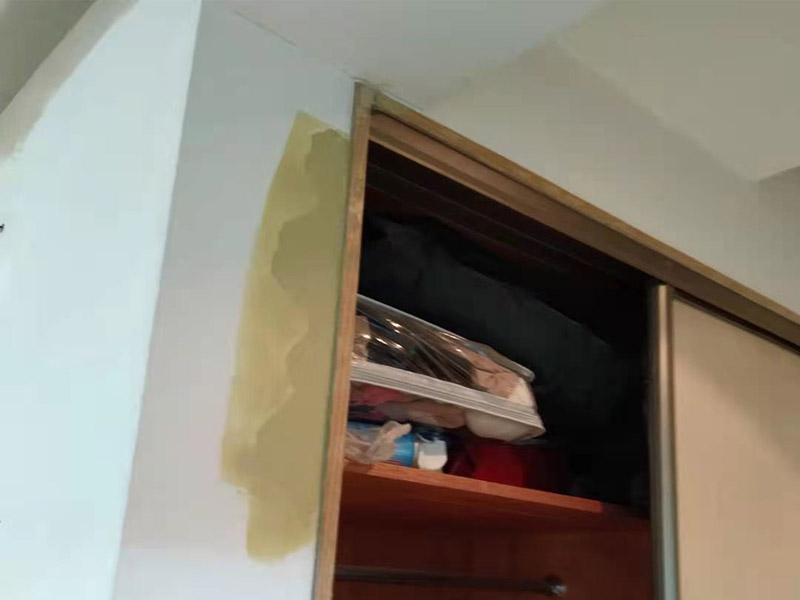 墻面局部修補翻新：舊墻面在翻新之前務必需要進行基層處理，如果墻面粉化嚴重，則需要使用鏟子對漆面進行一一鏟除，再涂刷白水泥。如果舊墻表面平滑的，則需要使用砂紙進行打磨，將不粘結的漆膜除去，以便于后期進行油漆施工。 舊墻基層處理好后，就可以進行刮膩子的施工，在這一環節需要注意涂刮的膩子厚度應均勻一致，一般刮2-3遍，再來進行打磨處理。等完全干燥后，再來進行一遍底漆的施工，底漆有著很好防潮效果，還利于面漆的著附。最后則是進行兩道面漆的施工涂刷，待第一遍面漆施工干透后，才能進行第二遍面漆的涂刷，漆膜應均勻，薄厚一致。