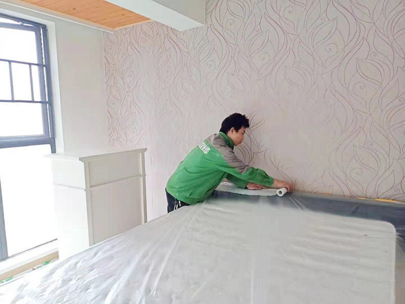 地面家具成品保護措施:在墻面翻新前，需要先將舊漆面鏟除干凈，之后在進行打磨，將墻面的浮沉雜物都清理干凈。如果墻面有凹凸不平的情況，要先用膩子修補，如果墻面出現空鼓的現象，也要將整面的墻皮進行鏟除，在做后續的處理。基層做完后，需要將施工區域的家具物件移除，避免在翻新過程中，使家具受到損傷。