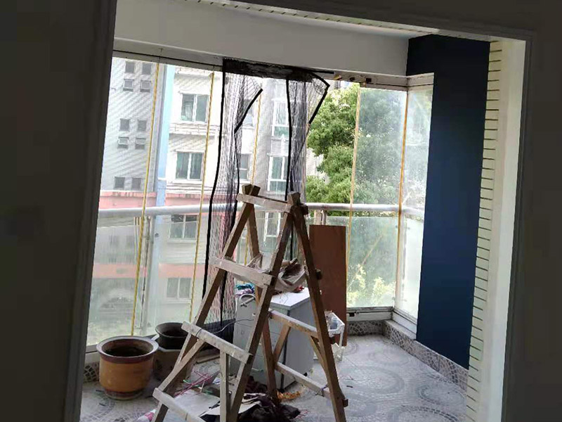 地面保護陽臺改造：陽臺裝修，防水是重中之重，特別是在多雨季節，經常看到朋友的陽臺與客廳之間的墻面，地板有滲水的痕跡。所以，在陽臺鋪地板前，要用防水材料在墻面與地板上做防水層，防水層干了之后才能鋪設陽臺地板，有推拉門的陽臺做好防水框防水，有用到玻璃窗封陽臺的話，需要將窗底部與陽臺臺面間使用發泡劑填滿，再用硅膠固定，這樣就能夠防止水滲透。