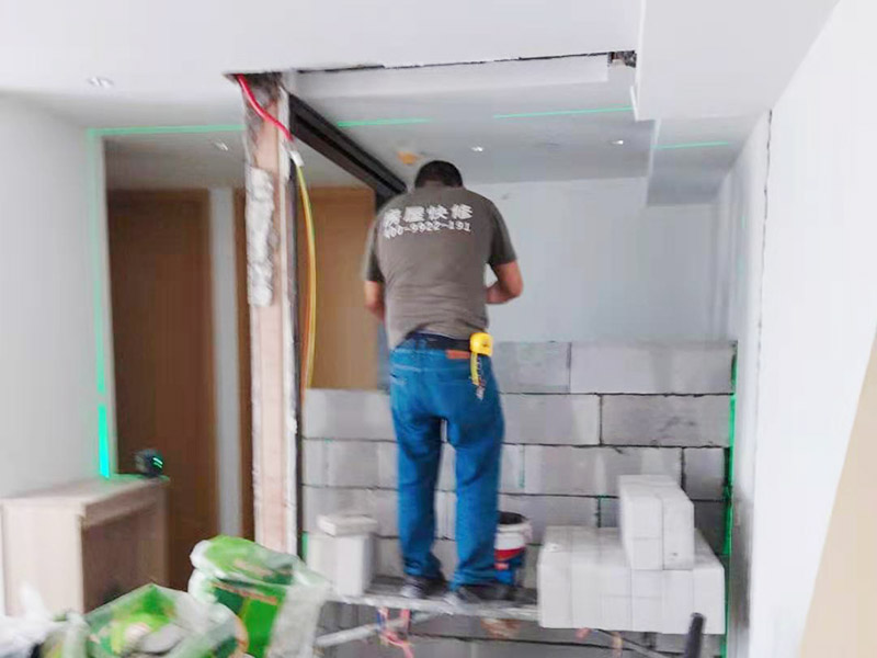 房屋局部改造：衛生間改造中水電的改造尤為重要且需要最早開始著手，由于會涉及到浴霸采暖、燈光的線路走向、水管的入墻等問題，所以在改造之前需制定一個詳細的水電走向設計，從而提高安全質量以及滿足裝修業主們生活的需要。衛生間內的防水涂料是由地面延伸到墻面的，涂刷過程中精良的保證厚度均勻。還需要處理好地面和墻面交界處的各類管件的涂刷。待防水處理完全確定后，等待地面干透就可以做后續的工程了。