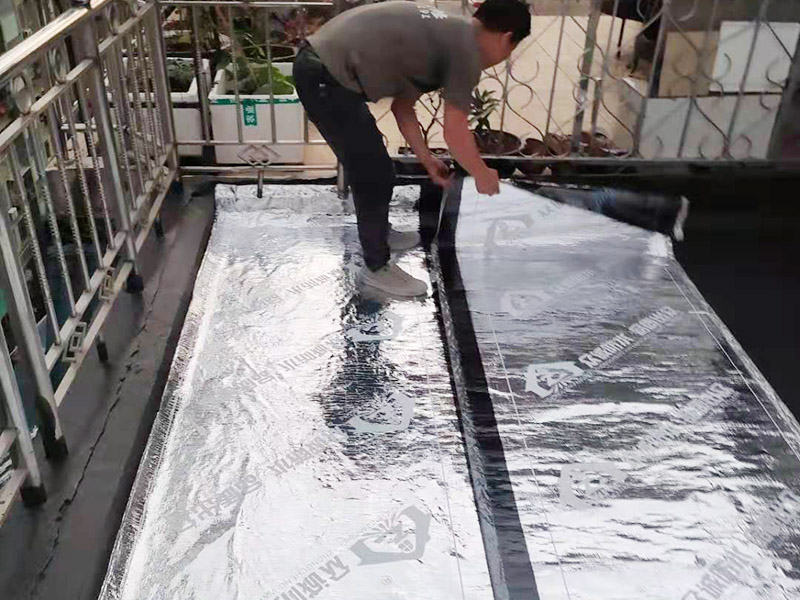 房屋局部改造：衛生間改造中水電的改造尤為重要且需要最早開始著手，由于會涉及到浴霸采暖、燈光的線路走向、水管的入墻等問題，所以在改造之前需制定一個詳細的水電走向設計，從而提高安全質量以及滿足裝修業主們生活的需要。衛生間內的防水涂料是由地面延伸到墻面的，涂刷過程中精良的保證厚度均勻。還需要處理好地面和墻面交界處的各類管件的涂刷。待防水處理完全確定后，等待地面干透就可以做后續的工程了。