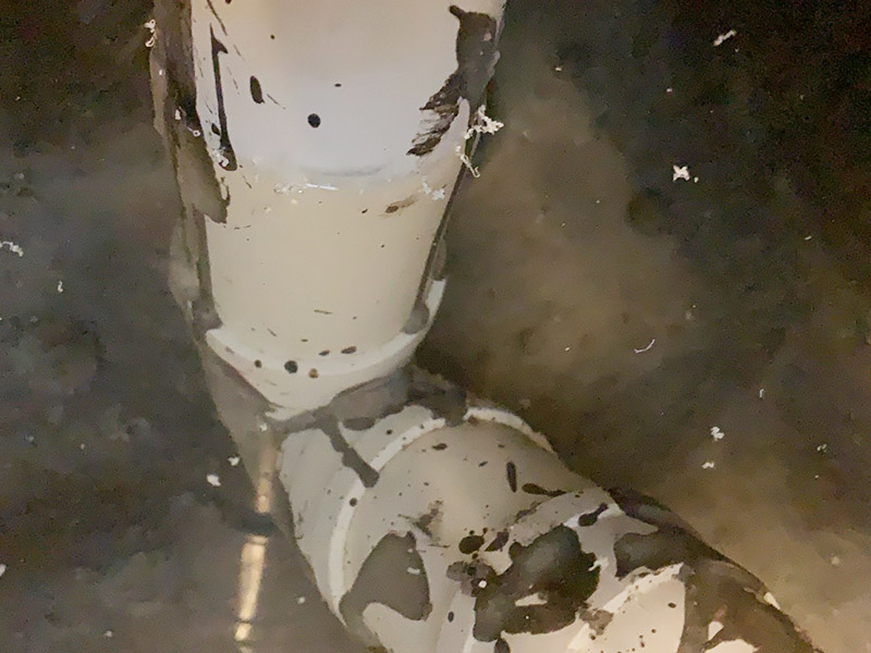 墻地面閉水試驗：1、等防水涂層徹底干透（一般為48小時）后，才可以進行閉水實驗。 2、閉水實驗顧名思義就是要將水的排泄口堵死，檢查是否滲水。具體做法就是將所有下水管道堵塞住，門口處用雨水泥或膩子粉堆高，擋住外流的水。 3、準備工作做好后，就要開始放水了，讓空間水積存3cm到5cm，然后對初始水位進行標記。 4、水放好后，靜待24小時，然后觀察水位是否下降，樓下是否滲水。 若沒有滲水現象，說明地面防水做的很成功。 5、輕質墻體須做淋水試驗，用水管在墻面自上而下不間斷噴淋3分鐘，4小時以后觀察墻體的另一側是否會出現滲透現象，如果無滲透可認為防水施工驗收合格。