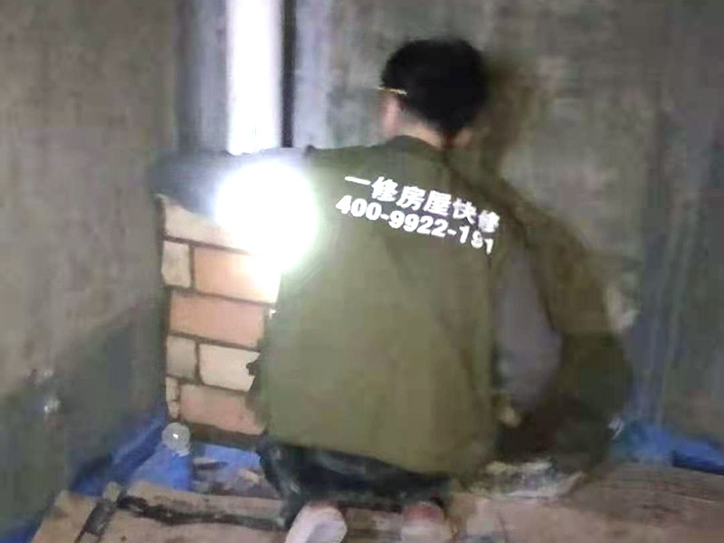 衛生間包管貼磚：紅磚包管做法也較為常見，在家庭施工中也使用廣泛。它的施工較為簡單，我們只需將管道用紅磚砌筑并將其包圍，然后在紅磚的表面用水泥砂漿將其磨平，最后再貼上墻面磚即可。用紅磚進行包管可以有效的降低水管的使用噪音，同時它不容易出現變形、使用壽命長久。但紅磚包管也存在一些不足：紅磚占用的空間較大，在小衛生間不是很適用。