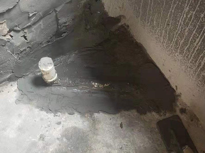 衛生間改造施工：衛生間改造中水電的改造尤為重要且需要最早開始著手，由于會涉及到浴霸采暖、燈光的線路走向、水管的入墻等問題，所以在改造之前需制定一個詳細的水電走向設計，從而提高安全質量以及滿足裝修業主們生活的需要。 其次就是需要對其做相應的防水處理。因為在日常的家庭中，衛生間的水是處處可見的，非常潮濕。衛生間內的防水涂料是由地面延伸到墻面的，涂刷過程中精良的保證厚度均勻。還需要處理好地面和墻面交界處的各類管件的涂刷。待防水處理完全確定后，等待地面干透就可以做后續的工程了。這里要著重提醒，衛生間下水口位置的防水要特別處理好，保證今后的檢查與維修。