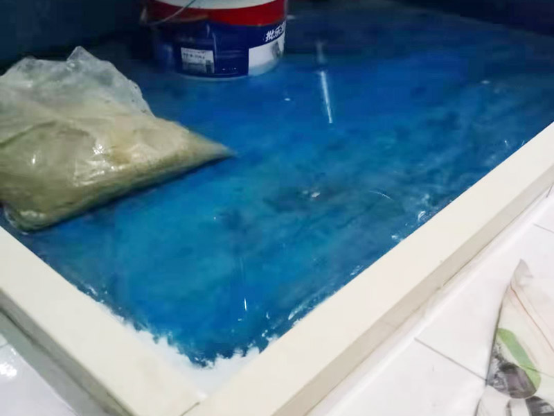浴室防水裝修：首先要將墻面地面都要清潔干凈，這點非常重要，不能有散沙、土、石塊等干擾基層。如果基層開發商做的很不好的話，表面還要刷一層界面劑以防止墻面表面起沙。用噴壺將陰角部分和管根部分噴水，噴水的主要目的就是防止墻面吸收了堵漏寶太多的水分，造成堵漏寶沒有和墻面凝結在一起。那么噴多少水呢，建議以表面沒有明顯積水為宜。刷完以后，將第一遍堵漏上鋪好網格布，主要是防止堵漏初凝以后裂開。然后進行第二遍涂刷堵漏，刷完就要進行下面柔韌性防水涂刷的步驟了。