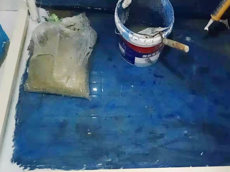 浴室防水裝修：首先要將墻面地面都要清潔干凈，這點非常重要，不能有散沙、土、石塊等干擾基層。如果基層開發商做的很不好的話，表面還要刷一層界面劑以防止墻面表面起沙。用噴壺將陰角部分和管根部分噴水，噴水的主要目的就是防止墻面吸收了堵漏寶太多的水分，造成堵漏寶沒有和墻面凝結在一起。那么噴多少水呢，建議以表面沒有明顯積水為宜。刷完以后，將第一遍堵漏上鋪好網格布，主要是防止堵漏初凝以后裂開。然后進行第二遍涂刷堵漏，刷完就要進行下面柔韌性防水涂刷的步驟了。
