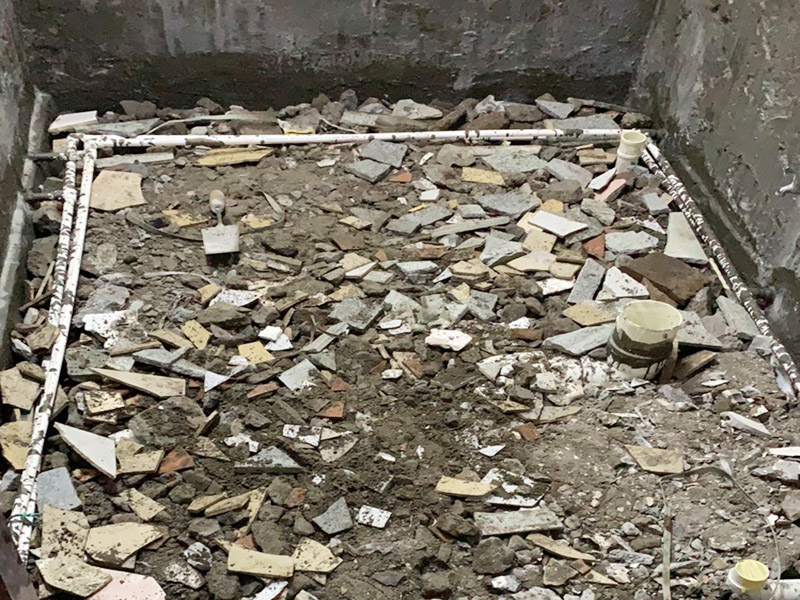 衛生間改造閉水試驗：將不需要或是不滿意的地方進行拆除后，留下的成品需要進行施工保護，防止磕碰到，還可防止被上面的重物或是棱角碰壞。將這些不滿意的地方進行拆除，且拆除之后的垃圾也要及時清理，避免阻礙施工進程。做好防水處理也是衛生間改造的重要一步。因為衛生間的水、水蒸氣極其常見，防水做不好極易導致墻面潮濕、發霉，電路出現問題等的情況。衛生間墻面上要做大約30厘米的防水涂料，以防積水浸透墻面，且要保證涂刷厚度均勻，還需要處理好地面和墻面交界處的各類管件的涂刷。待防水處理完全確定后，等待地面干透就可以做后續的工程了。