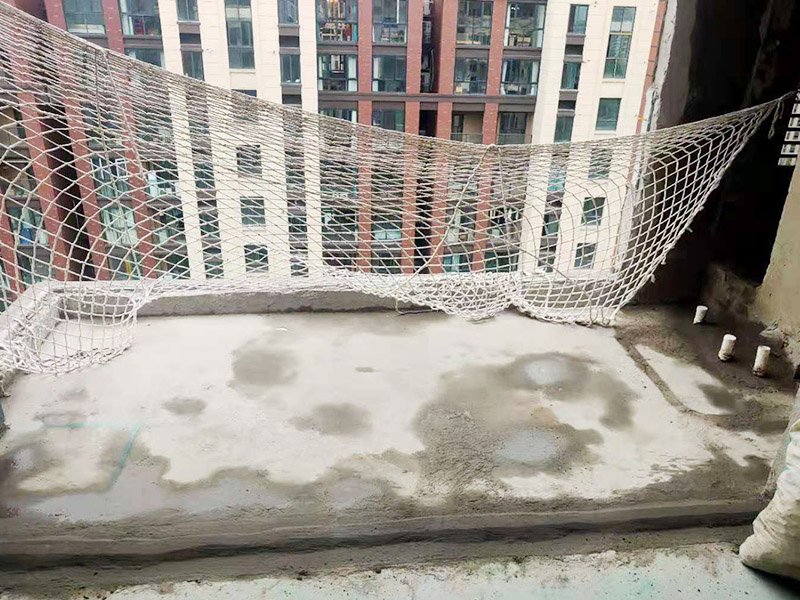 陽臺清理刷防水：在涂刷防水涂層之前，先要清理墻面和地面。同時，要用連接的氣泵皮管吹盡陰角處的浮層，在涂刷防水涂層之前，要量出防水層的高度并劃出基準線。刷防水涂料時要先刷基準線以下位置，并在墻面和地面連接陰角處刷成八字，上下交叉，交接處接應有200mm，不得有漏刷情況出現(xiàn)。 墻角涂刷完成后，沿基準線涂刷墻體：第一遍涂刷墻面時，應上下縱向涂刷，第二遍涂刷墻體，應左右橫向涂刷。 地面防水涂料的涂刷應該從房間里側(cè)向門口涂刷，地面水管接口處尤其要仔細涂刷，不能有任何遺漏。 在涂刷完防水涂料后，不能立刻貼瓷鉆，