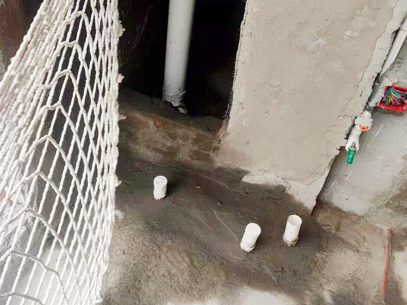 陽臺清理刷防水：在涂刷防水涂層之前，先要清理墻面和地面。同時，要用連接的氣泵皮管吹盡陰角處的浮層，在涂刷防水涂層之前，要量出防水層的高度并劃出基準線。刷防水涂料時要先刷基準線以下位置，并在墻面和地面連接陰角處刷成八字，上下交叉，交接處接應有200mm，不得有漏刷情況出現(xiàn)。 墻角涂刷完成后，沿基準線涂刷墻體：第一遍涂刷墻面時，應上下縱向涂刷，第二遍涂刷墻體，應左右橫向涂刷。 地面防水涂料的涂刷應該從房間里側(cè)向門口涂刷，地面水管接口處尤其要仔細涂刷，不能有任何遺漏。 在涂刷完防水涂料后，不能立刻貼瓷鉆，