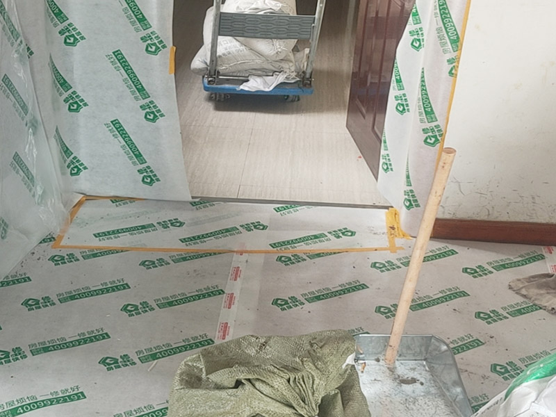移門維修安裝：吊軌式推拉門的性能和出現的故障：吊軌推拉門主要也是以木門為主，其主要分布在各家隔斷、廚房、衛生間等，衣柜里用的很少。這種門子沒有下滑道，只有一根單槽上滑道，下面只安裝了一個定位器，這種門子很好用，順暢無噪音，也很少出現問題。 折疊推拉門的性能和出現的故障：折疊門主要分布在門廳柜、廚房、衛生間、儲藏室等，折疊門上、下各有一根單槽滑道，這種門子很容易出現問題，其主要是五金配件老化原因，因為這種門子的配件以塑料為主。