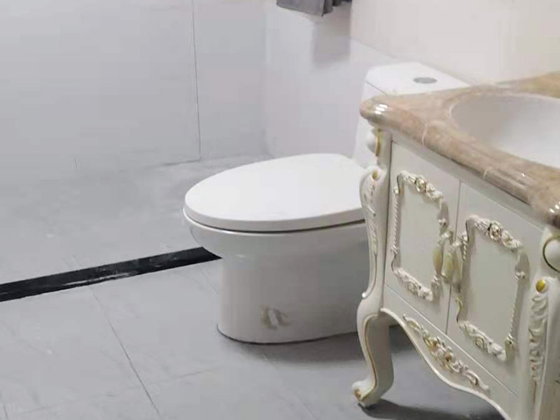 衛生間馬桶安裝：第一步：先檢查地面下水口，看其里面是否有垃圾堆積，如果有我們一定要仔細的檢查并清理干凈。如果清理不好很可能會引起馬桶堵塞等問題。 第二步：將馬桶的出水管先試著安裝放上去，在馬桶的栓孔眼的地方用記號筆做上記號，然后再挪開馬桶。 第三步：在做好記號的地方開一個直接為1.5-2cm，高度為6cm的孔，然后用水泥將1cm的螺栓捻牢在孔洞里面。然后將馬桶放上去看其是否吻合，檢查好后移開馬桶。然后在馬桶出水管和下水管扣周圍涂上油灰，然后將螺栓孔對準捻好的螺栓，擺正擰好。