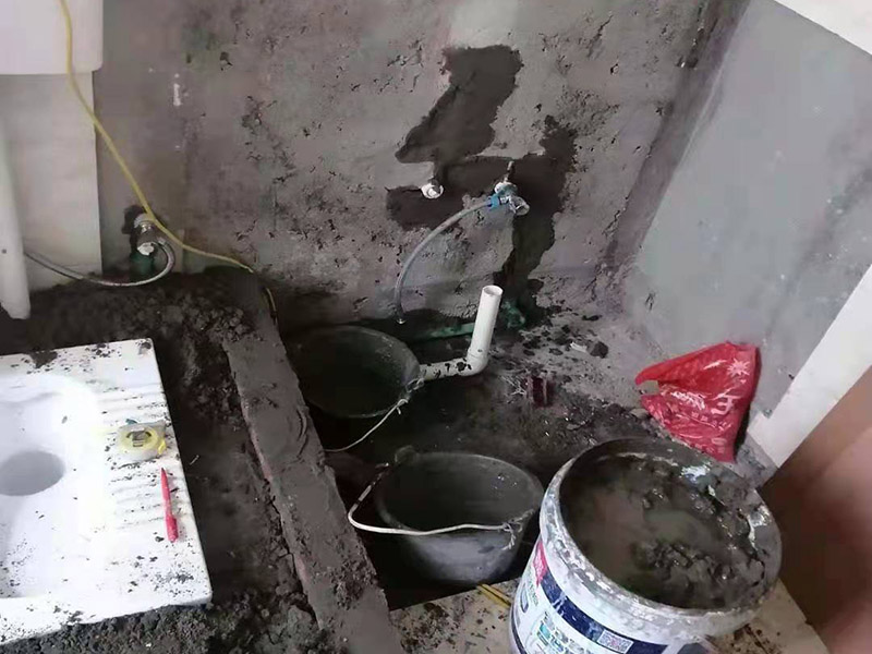 蹲便器安裝貼磚裝修：1.根據所安裝產品的排污口，在離墻適當的位置預留下水管道，同時確定下水管道入口距地平面的距離。 2.在地面下預留安裝蹲便器的凹坑深度大于便器的高度。 3.將連接膠塞放入蹲便器的進水孔內卡緊。在與蹲便器進水孔接觸的外邊緣涂上一層玻璃膠或油灰，將進水管插入膠塞進水孔內，使其與膠塞密封良好，以防漏水。 4.在蹲便器的出水口的邊緣涂上一層玻璃膠或油灰，放入下水管道的入口旋合，用焦渣或其它填充物將便器架設水平。 5.打開進水系統，檢查各接合處有無漏水情況，若出現漏水，則要檢查各接合處的情況。直至問題解決。 6.檢查各接合處無漏水情況后，用填充物將便器周圍填實，同時陶瓷與水泥砂漿的接觸面填上 1cm 以上的瀝青或油氈等彈性材料。 7.用水泥砂漿將蹲便器固定在水平面內，平穩、牢固后，然后在水泥面上鋪貼衛生間地磚。 8.試沖水，若無異常即可使用。