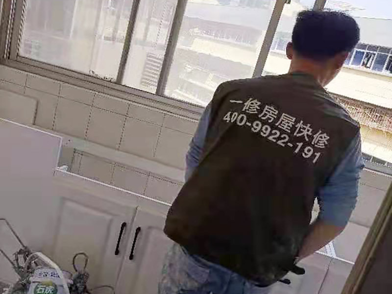 舊櫥柜更換安裝：櫥柜安裝一般先從地柜開(kāi)始。把櫥柜外包裝拆開(kāi)后。在櫥柜的邊緣貼上防火膜封邊。在下柜底部安裝上支腳，根據(jù)地面水平高度調(diào)整櫥柜。 櫥柜安裝需要找出基準(zhǔn)點(diǎn)，L型廚房從直角處向兩邊延伸，U型廚房則先將中間的一字型柜體放整齊后，再?gòu)膬蓚€(gè)直角處向兩邊站看，這樣可以避免出現(xiàn)縫隙。 櫥柜框架安裝牢固定位后，需要在櫥柜背面。一般安裝下水都會(huì)現(xiàn)場(chǎng)開(kāi)孔，工人會(huì)用專(zhuān)業(yè)的打孔器按照管道大小進(jìn)行打孔，打孔的直徑應(yīng)比管道大3-4毫米，并且打孔后要將開(kāi)孔部分用密封條封邊，防止邊緣滲水木材變形。把打好孔的背板根據(jù)櫥柜位置，依次封裝進(jìn)去。接下去就是安裝吊柜了。同下柜一樣，吊柜也需要根據(jù)需要現(xiàn)場(chǎng)打孔，比如脫排油煙機(jī)的排煙管的孔位。