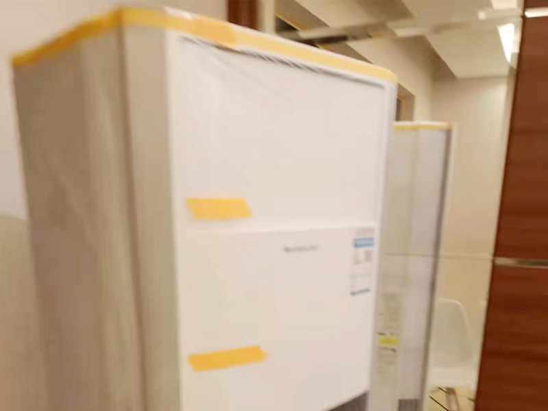 家電窗戶成品保護(hù)：地磚、地面石材保護(hù)方式：滿鋪成品瓦楞紙板，再用干凈彩條布滿鋪在普通石膏板上，在彩條布交接處及轉(zhuǎn)角處用膠帶固定，也可選用木芯板或三夾板。材料選用視上人、車情況而定。 開關(guān)插座的保護(hù)方式：用美紋紙滿包或采用透明塑料蓋保護(hù)。 門套的保護(hù)方式：用原門框保護(hù)膜，或者多層板或密度板，報(bào)紙，美紋紙保護(hù)。 玻璃鏡子的保護(hù)方式：塑料氣泡膜滿貼，用美紋紙進(jìn)行粘貼固定保護(hù)。