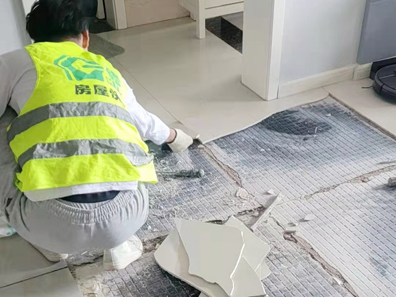 客廳地磚起翹修復：將油灰刀的邊緣滑入松散的瓷磚與其旁邊的瓷磚之間的接縫中。撬起瓷磚并將其移除。用金屬刮刀或小的撬桿的平坦邊緣刮掉基材和瓷磚背面的稀釋劑或瓷磚粘合劑。用相同的工具刮擦周圍空間的舊水泥漿。用清水沖洗除去翹起的瓷磚，然后用濕海綿擦拭，使其干凈。將砂漿抹在缺口邊緣上，然后將稀釋水泥砂漿抹在瓷磚的背面，將瓷磚鋪回原位。如果難以將瓷磚平整，則將瓷磚墊片插入接縫或修補物與包圍它的瓷磚之間的接縫或接縫中。刮掉多余的漿液，并讓該區域靜置約10分鐘。用水蘸軟海綿，然后輕輕擦拭修復區域。瓷磚上出現一層干粉后，請用干抹布擦拭。