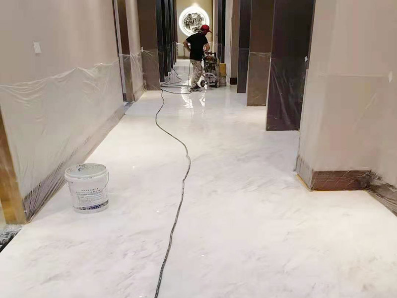 酒店走廊打磨翻新：瓷磚在經(jīng)過(guò)歲月洗禮之后，表面容易積水垢、油污，尤其縫里污漬特別多。所以在清洗瓷磚時(shí)，建議使用去污膏對(duì)表面進(jìn)行一個(gè)徹底清洗。處理瓷磚縫隙的話(huà)，可以用牙刷沾著去污膏然后刷去。最后再用清水清理一遍，擦干即可。如果效果不滿(mǎn)意的話(huà)，還可以使用拋光打磨機(jī)對(duì)瓷磚進(jìn)行打磨，雖然可以讓瓷磚恢復(fù)透亮，但對(duì)圖案紋理的完整性有一定的影響。