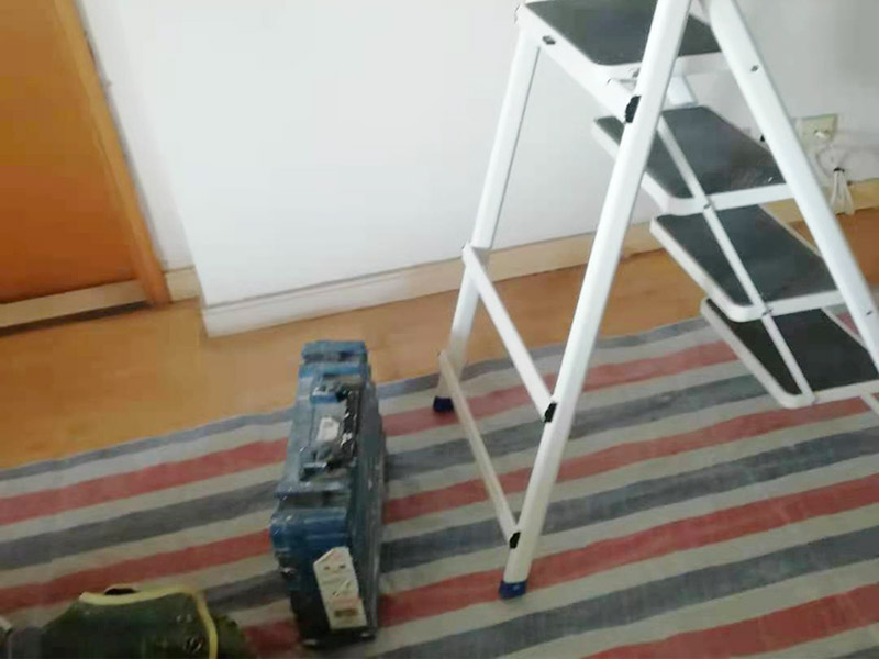 吊頂維修安裝：進行吊頂高度的精確測量，都是裝修吊頂的流程中排在首位的步驟。具體的操作方法就是先準備好一個卷尺，然后標清楚所在房屋的高水平線，以豎向測量的方式，來確認標高，繼而用彈線把龍骨從頂板的位置彈出來，完成這一步后，不要忘了用這種方法在墻壁的位置確定頂棚區域的標高水平線。做好了樓層和墻壁等處需要標高之后，裝修吊頂的流程的下一環節就是主龍骨吊桿的安裝了。