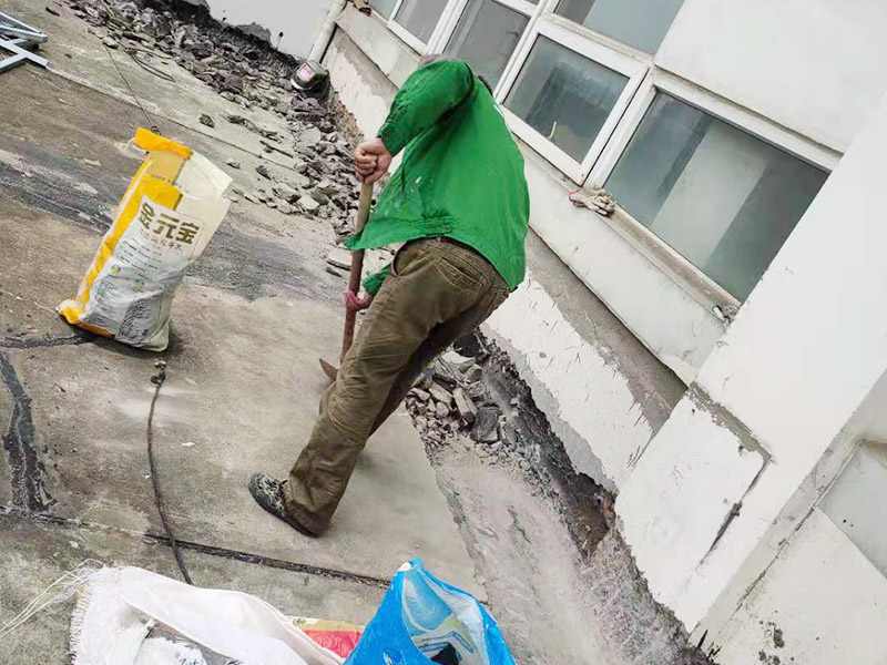 屋頂鏟除建渣裝袋：涂膜防水層依附于基層，基層質(zhì)量好壞，直接影響防水涂膜的質(zhì)量。因而在涂膜施工前，應(yīng)對基層進(jìn)行認(rèn)真的檢查和必要的處理，使之達(dá)到涂膜施工的要求。涂料的涂布應(yīng)采取“先高后低、先遠(yuǎn)后近、先立面后平面”的施工順序。同一屋面上先涂布排水比較集中的水落口、天溝、檐口等節(jié)點(diǎn)部位，再進(jìn)行大面積的涂布。