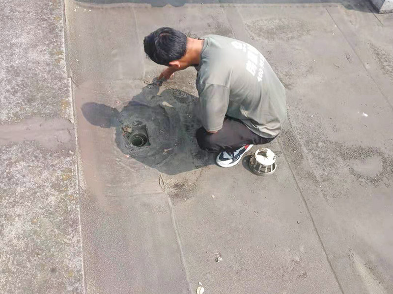 屋面排水口維修：涂膜防水層依附于基層，基層質(zhì)量好壞，直接影響防水涂膜的質(zhì)量。因而在涂膜施工前，應(yīng)對(duì)基層進(jìn)行認(rèn)真的檢查和必要的處理，使之達(dá)到涂膜施工的要求。涂料的涂布應(yīng)采取“先高后低、先遠(yuǎn)后近、先立面后平面”的施工順序。同一屋面上先涂布排水比較集中的水落口、天溝、檐口等節(jié)點(diǎn)部位，再進(jìn)行大面積的涂布。用滾刷或毛刷均勻地涂刷多遍，直到達(dá)到規(guī)定的涂膜厚度要求，不得漏底，待涂層干固后，才能進(jìn)行下一道工序。當(dāng)多遍涂布時(shí)，每遍涂刷方向應(yīng)與上一遍方向相垂直。