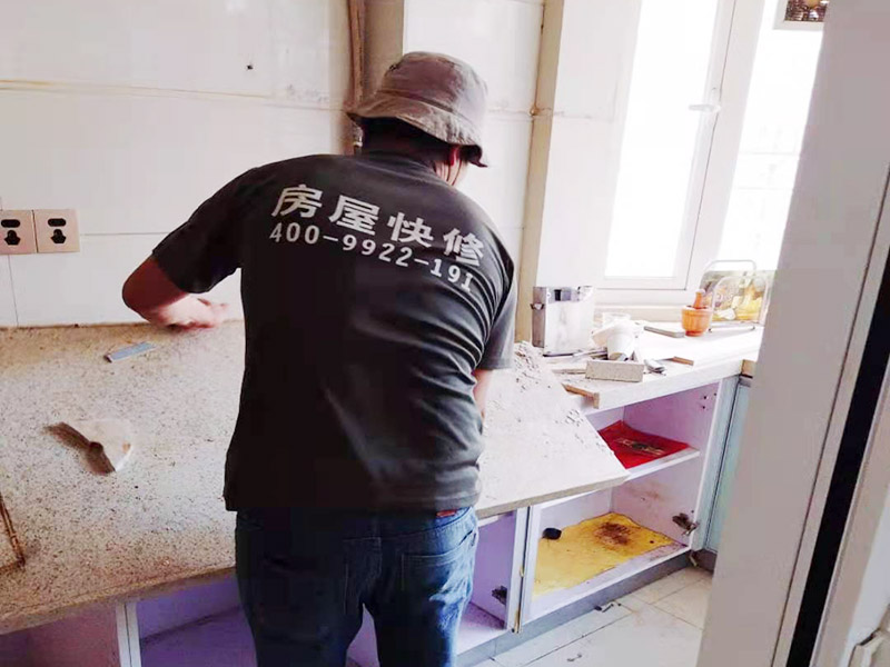 廚房櫥柜安裝：清理：對廚房作防護措施，掛擋布、廚房墻面等做簡單清理，以便準確測量地面水平。櫥柜安裝一般先從地柜開始。把櫥柜外包裝拆開后。在櫥柜的邊緣貼上防火膜封邊。在下柜底部安裝上支腳，根據地面水平高度調整櫥柜。 櫥柜安裝需要找出基準點，L型廚房從直角處向兩邊延伸，U型廚房則先將中間的一字型柜體放整齊后，再從兩個直角處向兩邊站看，這樣可以避免出現縫隙。櫥柜框架安裝牢固定位后，需要在櫥柜背面安裝背板。一般安裝下水都會現場開孔，工人會用專業的打孔器按照管道大小進行打孔，打孔的直徑應比管道大3-4毫米，并且打孔后要將開孔部分用密封條封邊，防止邊緣滲水木材變形。
