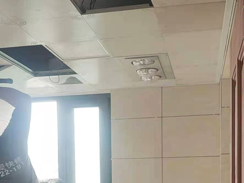 吊頂安裝施工： 首先要對屋頂露面進行詳細的檢查，如果施工質量要求不符合要及時采取補救措施，在有就是彈線定位，標高線和龍骨分隔的確定布置位置，為了保證龍骨分格的均勻和完整性布置盡量龍骨分格，位置確定以后再將定位畫在墻上，固定吊桿使用膨脹螺釘或者射釘固定角鋼塊，伸縮式吊桿比較常用，也非常普遍，它的作用是調節和固定，最后一部就是安裝龍骨，如果安裝的吊頂面積比較大可以分批安裝，安裝時應該準確的測量好龍骨的間距。