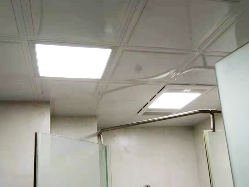 吊頂安裝施工： 首先要對屋頂露面進行詳細的檢查，如果施工質量要求不符合要及時采取補救措施，在有就是彈線定位，標高線和龍骨分隔的確定布置位置，為了保證龍骨分格的均勻和完整性布置盡量龍骨分格，位置確定以后再將定位畫在墻上，固定吊桿使用膨脹螺釘或者射釘固定角鋼塊，伸縮式吊桿比較常用，也非常普遍，它的作用是調節和固定，最后一部就是安裝龍骨，如果安裝的吊頂面積比較大可以分批安裝，安裝時應該準確的測量好龍骨的間距。