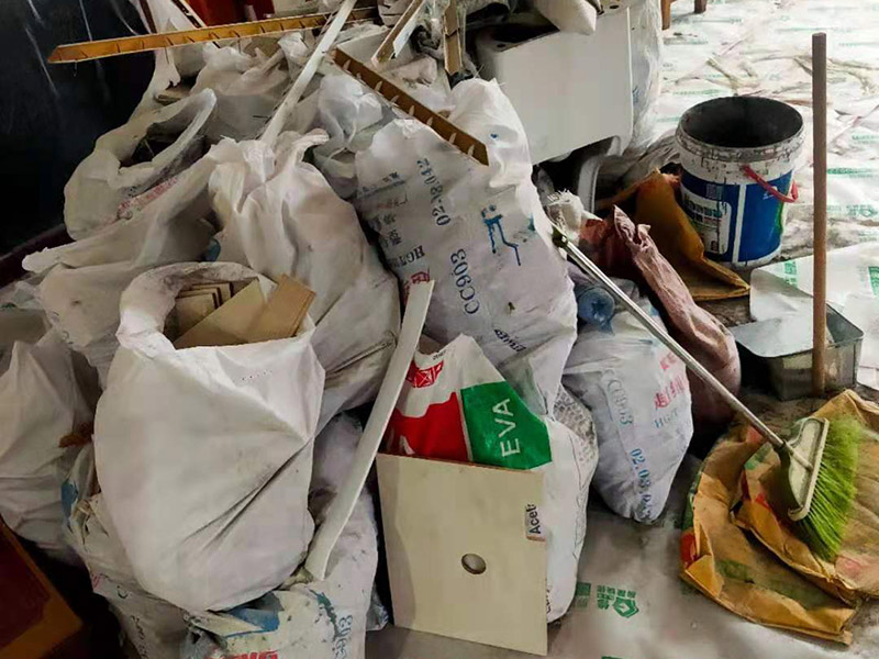 吊頂安裝施工： 首先要對屋頂露面進行詳細的檢查，如果施工質量要求不符合要及時采取補救措施，在有就是彈線定位，標高線和龍骨分隔的確定布置位置，為了保證龍骨分格的均勻和完整性布置盡量龍骨分格，位置確定以后再將定位畫在墻上，固定吊桿使用膨脹螺釘或者射釘固定角鋼塊，伸縮式吊桿比較常用，也非常普遍，它的作用是調節和固定，最后一部就是安裝龍骨，如果安裝的吊頂面積比較大可以分批安裝，安裝時應該準確的測量好龍骨的間距。