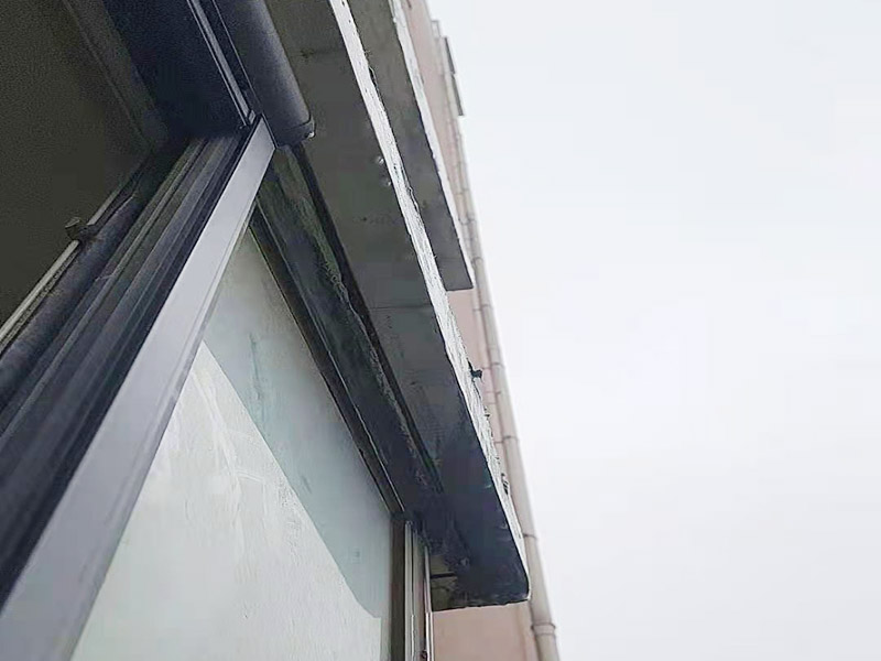 窗框接縫處打膠：窗框與墻體固定時，需要在內外都打膠，因為玻璃與型材間存在一定的縫隙，需要將膠打入縫隙中，為了讓兩者間的密封性能、水密性能更加好。先固定上框，后固定邊框，采用塑料膨脹螺栓固定?？蚺c洞口之間的伸縮縫內腔均采用閉孔泡沫塑料，發泡劑等彈性材料填塞，表面用密封膠密封。