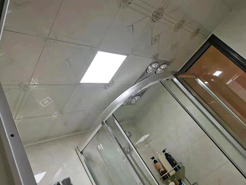 浴室燈具安裝：浴室因為區域的限制，不應該選擇過大或者過于繁瑣的燈。浴室的燈具選擇自然以防水為主，簡單，鑲嵌式的燈管更適合用于浴室。安裝時以燈管的長度為距離，分別在燈架的左右兩邊安裝兩個燈座，膠木塊安裝在彈簧上，裝好后燈管兩端的接線柱分別插進插孔里。