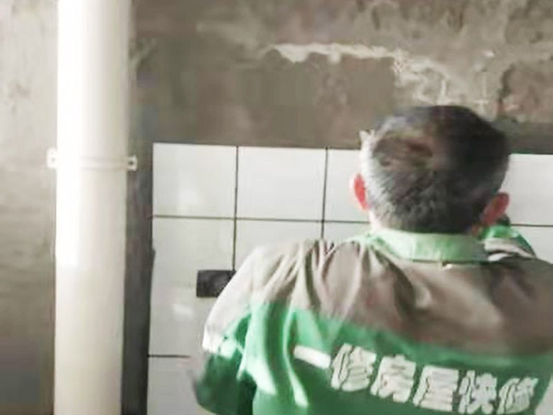 廁所小方磚鋪貼：首先墻面基層清理干凈，衛(wèi)生間采用釉面墻磚，用水泥砂漿，瓷磚需要經(jīng)過泡水后鋪貼，而且墻磚的鋪貼高度可要高于淋浴的高度，這樣比較防水。在瓷磚鋪貼時需要以水平線為準(zhǔn)繩，設(shè)置能對瓷磚起到支撐作用的木板，以防止瓷磚在達(dá)到粘著強(qiáng)度之前位移或下墜。