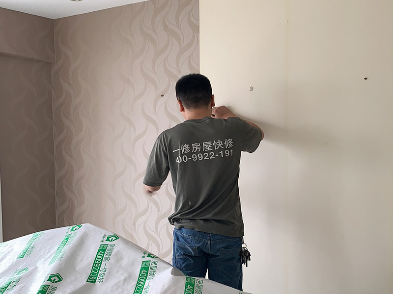客廳墻面墻紙鏟除：盡量貼近墻面，捏住墻紙的一角，試著將其從墻面上揭下。朝著自己的方向將墻紙剝離墻面，這樣更容易揭下墻紙。如果不容易撕的話，可以在墻面滾刷一些肥皂水，然后用美工刀、剃刀片或墻紙刮刀，沿水平方向將舊墻紙割開，讓溫肥皂水或墻紙剝除劑滲到墻紙的后面，軟化粘合劑，然后就可以從石膏墻上撕除或刮除墻紙了。