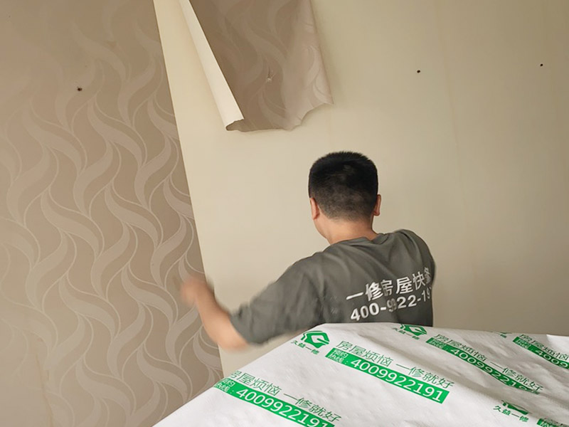 客廳墻面墻紙鏟除：盡量貼近墻面，捏住墻紙的一角，試著將其從墻面上揭下。朝著自己的方向將墻紙剝離墻面，這樣更容易揭下墻紙。如果不容易撕的話，可以在墻面滾刷一些肥皂水，然后用美工刀、剃刀片或墻紙刮刀，沿水平方向將舊墻紙割開，讓溫肥皂水或墻紙剝除劑滲到墻紙的后面，軟化粘合劑，然后就可以從石膏墻上撕除或刮除墻紙了。