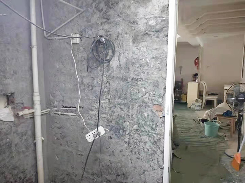 衛生間拆除裝修：衛生間的瓷磚拆除有很多需要特別注意的地方，操作不當會破壞其他的設施，所以在拆除前就需要留下來的衛浴用具。事前準備做好了，后面的工序才能有條不紊地進行。馬桶的拆卸則是留到敲磚后進行的。以免敲磚時掉落的瓷磚砸壞排水管，或掉到排水管道中造成淤塞。