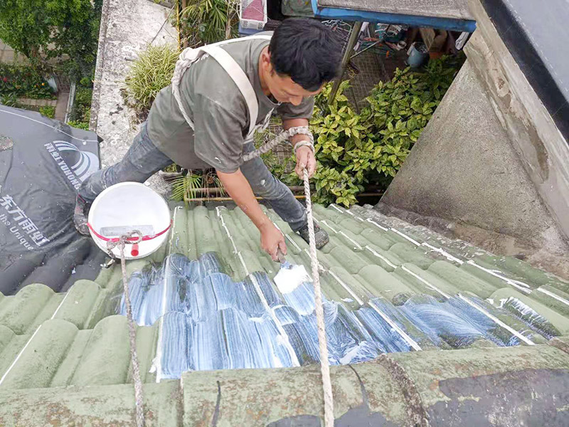屋面防水卷材后刷防水：防水層鋪貼之前，所有其它工程必須施工完畢，然后清理基層?；鶎颖仨毱秸怨獭o松動、起砂、起鼓、 凹凸和裂縫，而且防水一般都是兩遍，最好是卷材防水和涂料防水一起做，這樣最保險，在基層先均勻涂刷基層處理劑一層。待基層處理劑干燥后,可涂刷膠粘劑，應一次涂刷均勻。將卷材按預定位置放好后開始鋪貼，用膠粘劑粘平，干燥數分鐘后用壓輥壓實。