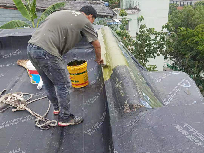 屋面防水卷材后刷防水：防水層鋪貼之前，所有其它工程必須施工完畢，然后清理基層?；鶎颖仨毱秸怨獭o松動、起砂、起鼓、 凹凸和裂縫，而且防水一般都是兩遍，最好是卷材防水和涂料防水一起做，這樣最保險，在基層先均勻涂刷基層處理劑一層。待基層處理劑干燥后,可涂刷膠粘劑，應一次涂刷均勻。將卷材按預定位置放好后開始鋪貼，用膠粘劑粘平，干燥數分鐘后用壓輥壓實。