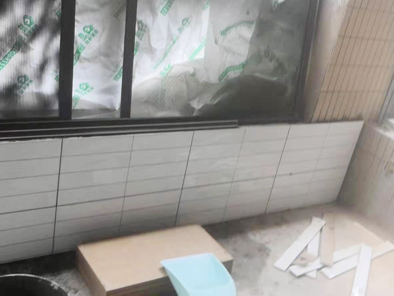 陽臺拆除后貼磚：在貼磚前一定要對墻面進行仔細(xì)檢查，墻體如有裂紋必須先進行處理。如果沒有將膩子鏟掉就直接貼磚，會存在很大的安全隱患，膩子表面掛不住水泥，容易造成瓷磚脫落現(xiàn)象的產(chǎn)生，所以在墻面瓷磚鋪貼上一定要注意對墻面的處理。