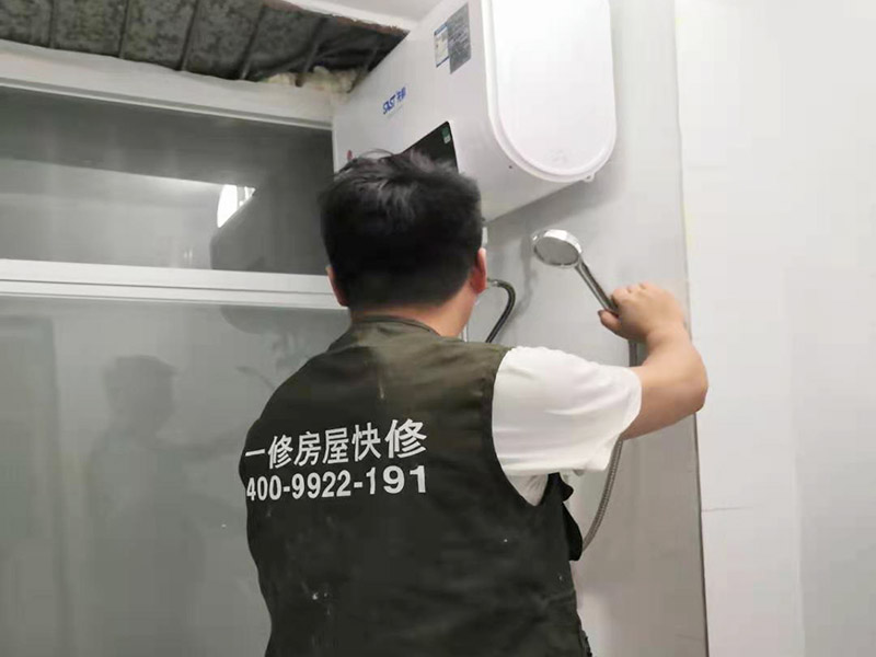 浴室花灑維修安裝：花灑是衛浴組合中比較重要的一個部分，只有花灑足夠的好，水足夠的大，我們洗澡的時候才足夠的舒服。花灑內絲彎頭出水口要掌握好左熱右冷不能錯，預留絲頭是要考慮到貼墻磚的厚度，最好讓高出毛胚墻15mm,如果和毛胚墻水平，等貼完了墻磚你就會發現絲頭陷在墻里太深，弄不好會裝不上淋浴器。